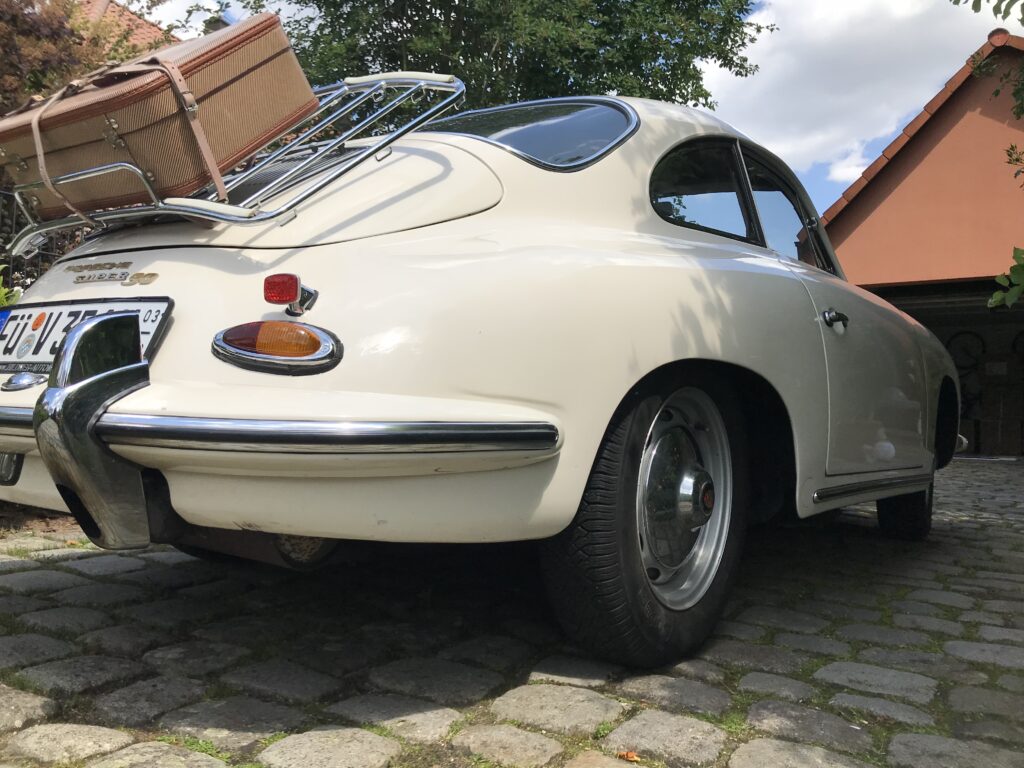 Gepäckträger aus Edelstahl Porsche 356 Coupé in Cremeweiß von hinten