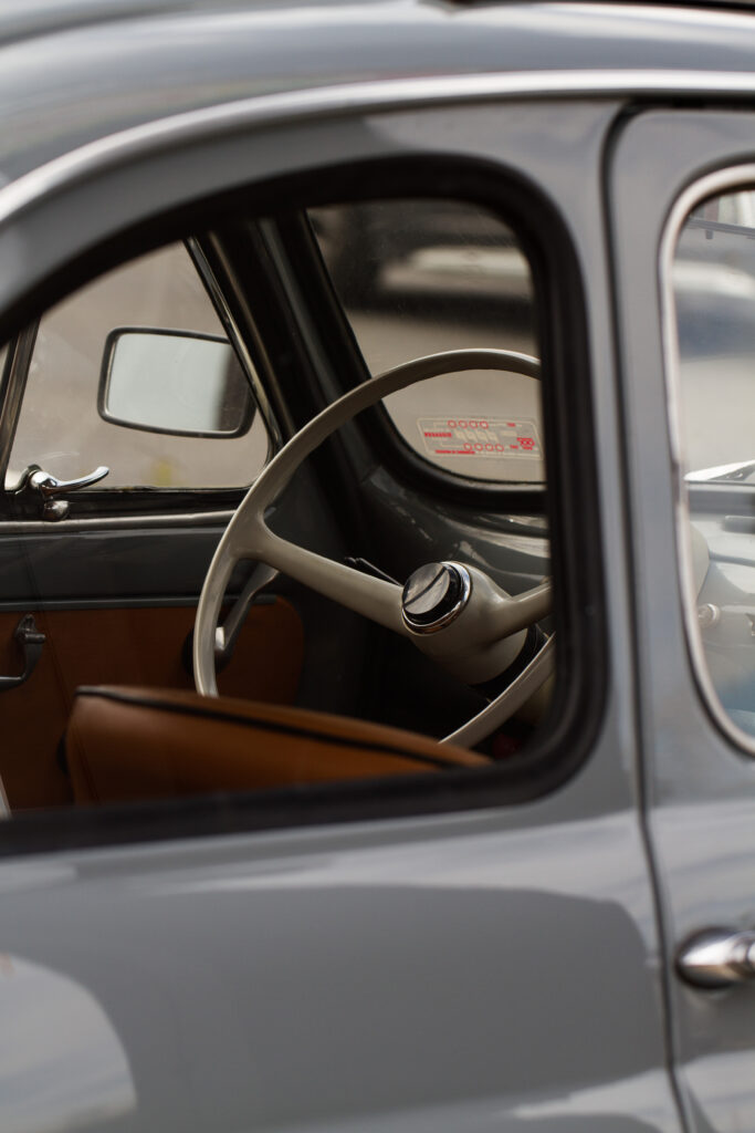Weißes Lenkrad Fiat 500 F von hinten offenes Fenster