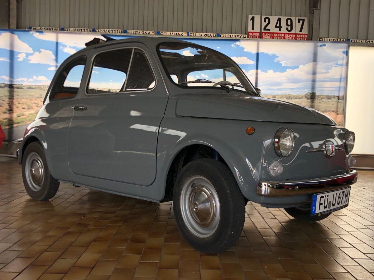 Fiat 500 Oldtimer in Grau von vorne in Halle