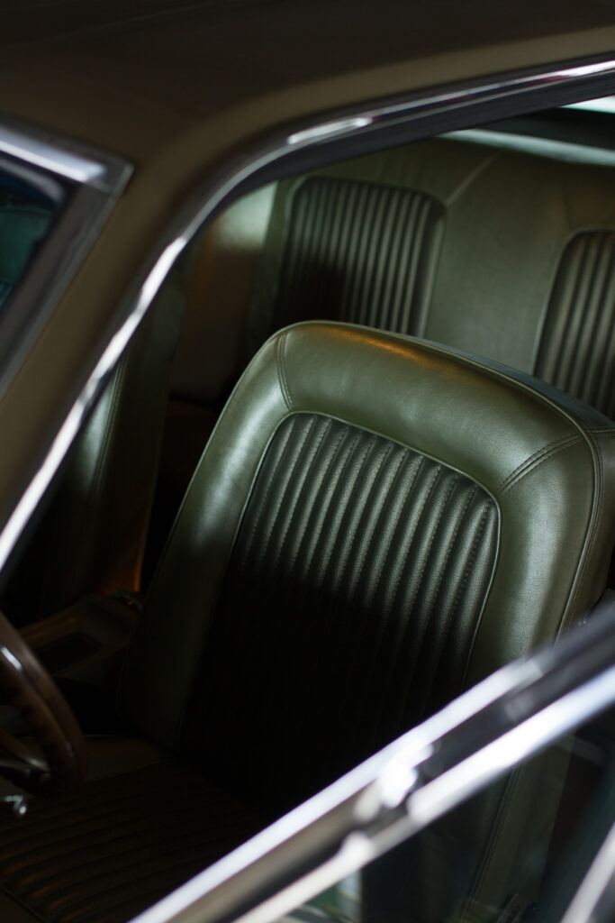 Kunstledersitz in limegreen Ford Mustang Coupé Fahrerseite