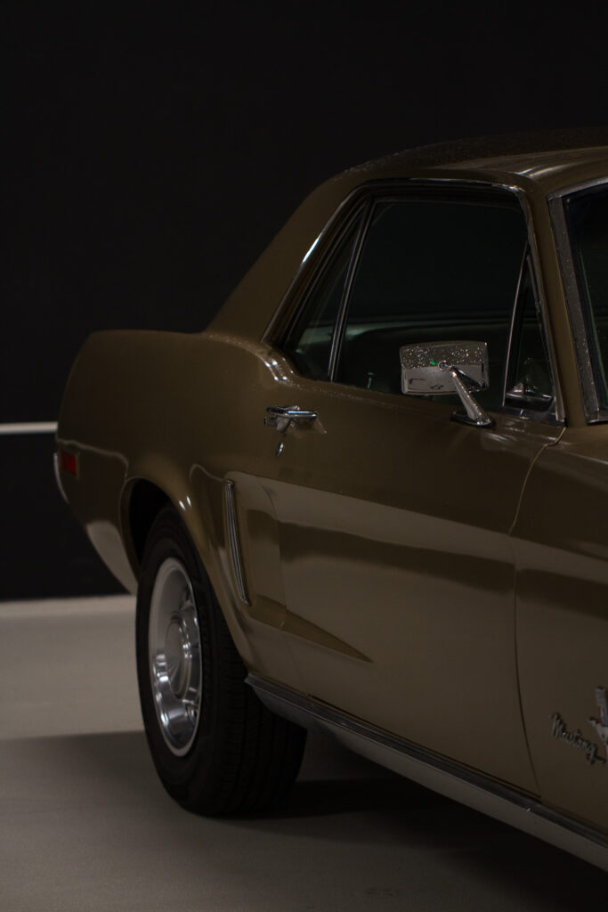 67er Mustang in Gold mit silbernen Seitenspiegel seitlich