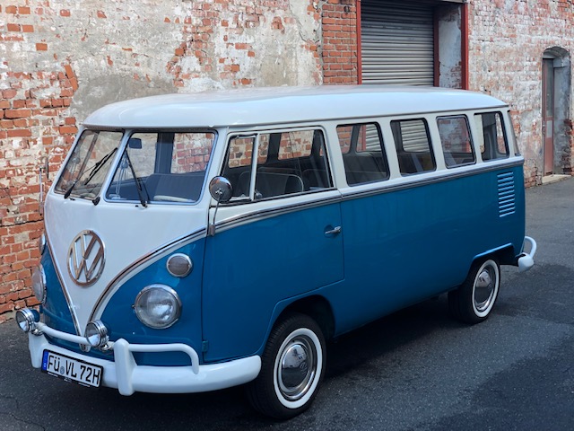 VW Bulli T1 in blau weiß von oben vorne links vor Mauer